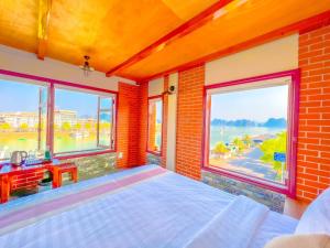 下龙湾Cánh Buồm Homestay - Tuần Châu的一间卧室设有一张床和大窗户