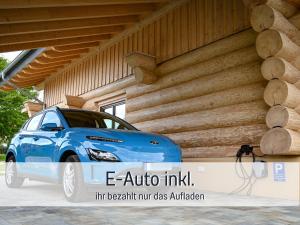 AllenbachNatur-Chalet zum Nationalpark Franz inkl. E-Auto的停在大楼前的蓝色汽车