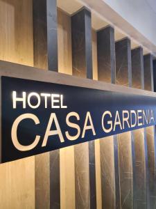 巴塞罗那Hotel Casa Gardenia的大楼内酒店大礼堂的标志