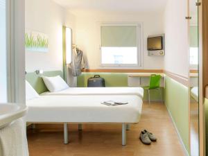 柏林宜必思柏林波茨坦广场经济酒店的一间医院间,配有床和水槽