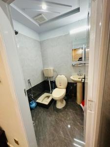 伊斯兰堡Moven Inn Hotel Islamabad的一间带卫生间和水槽的浴室