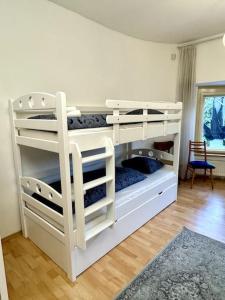 布拉格Retro Flat mit Garten, BBQ, Parken的客房内的2张白色双层床