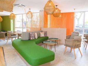 图尔风格旅游中心宜必思酒店的配有桌椅的绿色沙发