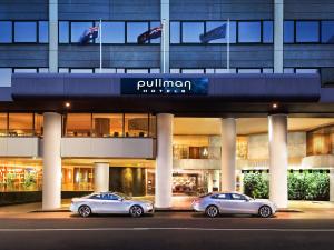 悉尼悉尼铂尔曼海德公园酒店的停在大楼前的三辆汽车