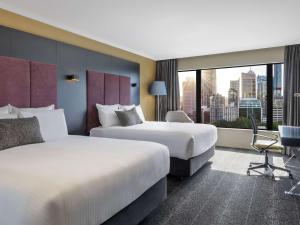 悉尼悉尼铂尔曼海德公园酒店的景观客房 - 带两张床