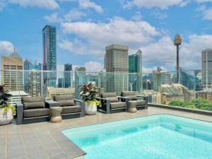 悉尼悉尼铂尔曼海德公园酒店的享有城市美景的屋顶游泳池