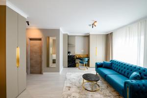 ChiajnaElitte Inn & Suites的客厅配有蓝色沙发