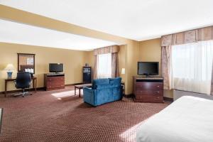 布卢明顿Quality Inn & Suites Bloomington University Area的酒店客房,配有床和电视