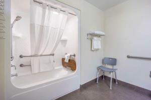 西塔科西塔克斯利普酒店的带淋浴和蓝色椅子的白色浴室