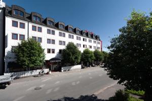 赫讷福斯斯堪的克赫讷福斯酒店的一条空的街道,在一座白色的大建筑前