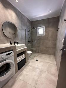 阿彻奇洛斯斯特纳大海阳光旅馆的一间带洗衣机和水槽的浴室