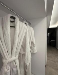 阿彻奇洛斯斯特纳大海阳光旅馆的挂在架子上的一组白色毛巾