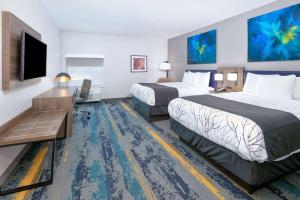 达拉斯La Quinta Inn & Suites by Wyndham Dallas/Fairpark的酒店客房设有两张床和一台平面电视。
