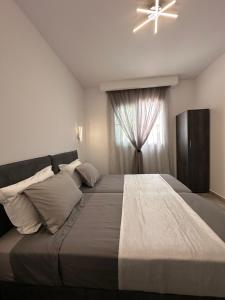 阿彻奇洛斯斯特纳大海阳光旅馆的一间卧室设有一张大床和一个窗户。