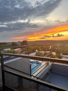 伊瓜苏港Mandua的从大楼的阳台上可欣赏到日落美景