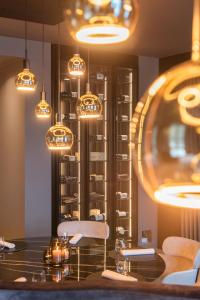 胡塔伦德巴里亚酒店的用餐室配有桌椅和灯