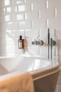 胡塔伦德巴里亚酒店的浴室设有水槽和白色瓷砖
