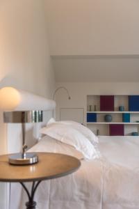胡塔伦德巴里亚酒店的一间卧室配有一张带桌子和台灯的床