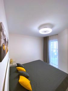 托雷维耶哈Sea view (La Mata)的一间卧室配有一张带黄色枕头的床和一扇窗户