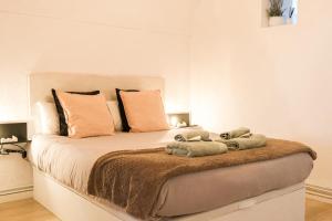 贝萨卢Casa Besalú LEstudi的一间卧室配有一张床,上面有两条毛巾