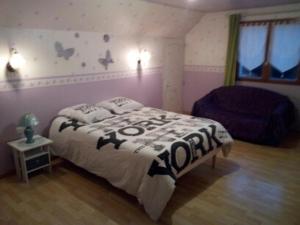 索姆河畔的圣瓦列里Chambre d’hôte的一间卧室配有一张带黑白毯子的床