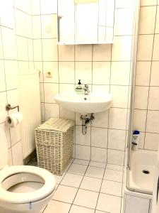 图特林根quiet apartment in middle of city centre的白色的浴室设有卫生间和水槽。