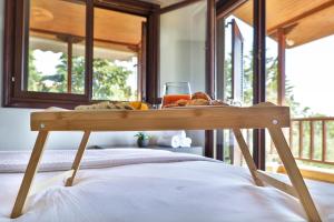 莫拉卡里瓦Iconic PRIVE beachfront villa Mola Kaliva的床上的面包和饮料托盘