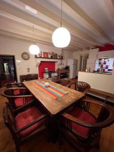 Moux-en-MorvanVilla du Cerney - Lac des Settons的厨房配有木桌和一些椅子