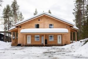 基蒂莱Holiday in Lapland - Alatieva 3A的木屋,上面有雪