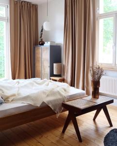 魏玛希尔战争歌德聂设计公寓 的一间卧室配有一张床和一张茶几