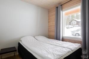 基蒂莱Holiday in Lapland - Alatieva 3A的窗户客房内的一张床位