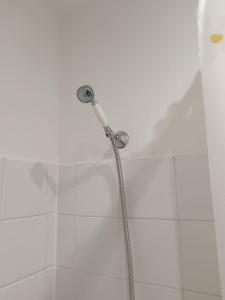 凯特林welcome to this flat的浴室铺有白色瓷砖,配有淋浴头。