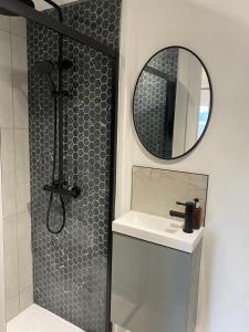 约翰斯通Beautiful 3-Bed House in Houston的一间带水槽和镜子的浴室