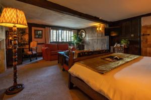 诺顿圣菲The George Inn & Plaine的一间卧室设有一张床和一间客厅。