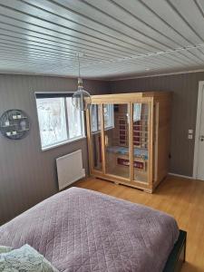 LaxamýriDimond cottage的一间卧室配有一张床和一个橱柜
