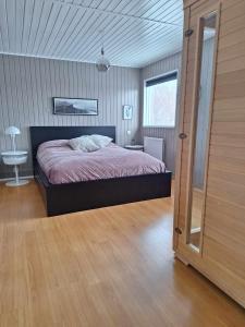 LaxamýriDimond cottage的一间卧室配有一张床,铺有木地板