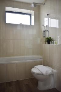 布伦特伍德Amazing 2BR in Brentwood的一间带卫生间和浴缸的浴室