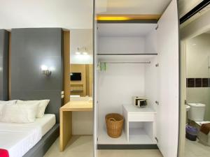 Ban KlangPhoomjai Service Apartment的小房间设有一张床和一间浴室