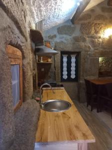 通德拉Horizontes Serranos的石头建筑中带水槽的浴室