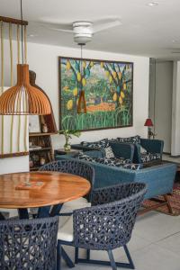 莫罗圣保罗Pousada Bahia Inn的一间带桌椅和绘画的用餐室