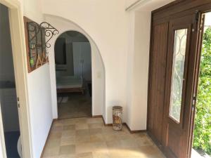 洛迦诺Bellaterra B的走廊设有木门和镜子