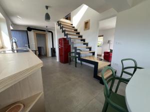 戈雷尼斯卡地区采尔克列Elipa Cottage的厨房和带螺旋楼梯的客厅