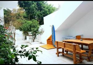 拉马萨The Arabesque House的庭院设有木桌和木板凳
