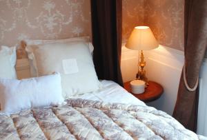 拉理查戴斯拉格基恩奈斯旅馆的一张床上的房间,桌子上有一盏灯