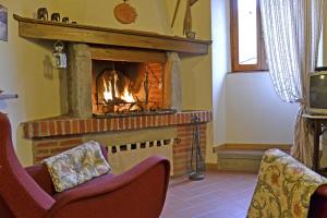 科尔托纳Casa Franci的带壁炉的客厅