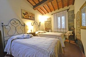 科尔托纳Casa Franci的一间卧室,配有两张床