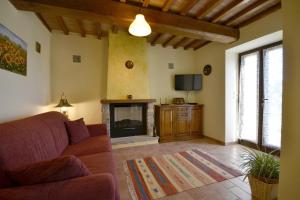波焦尼Villa Fiordaliso的带沙发和壁炉的客厅