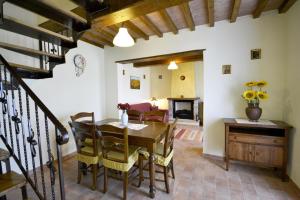 波焦尼Villa Fiordaliso的厨房以及带桌椅的用餐室。