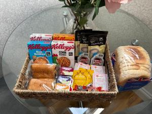 伯恩茅斯ElMurrs的玻璃桌上一篮子的食物和面包
