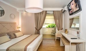 马尔米堡拉法利公园酒店的配有一张床和一张书桌的酒店客房